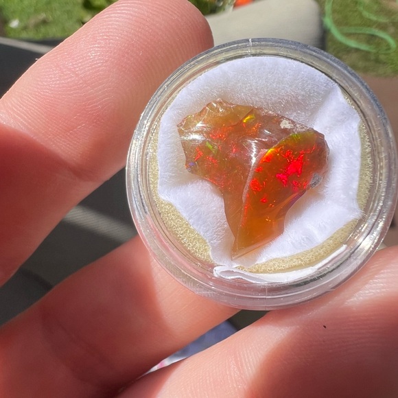 4.75ctw genuine flashyOpal in gem jar - Picture 3 of 13